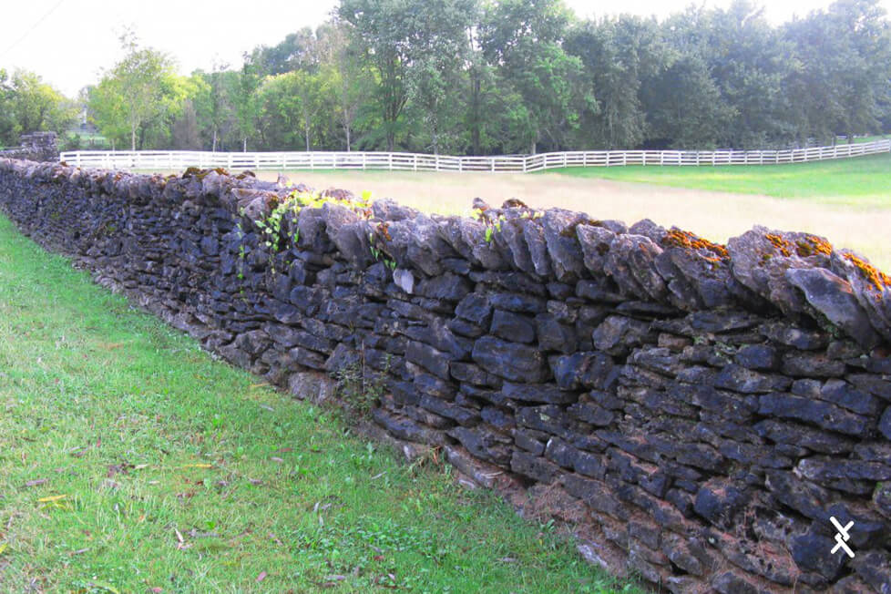 Imagem de cercas de pedra em propriedade rural