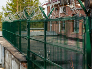 Leia mais sobre o artigo Guia Completo: Conheça os Diferentes Tipos de Mourões para Alambrado e Gradil