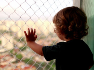 Leia mais sobre o artigo Segurança Infantil em Casa: Medidas Preventivas para Proteger as Crianças em Ambientes Domésticos